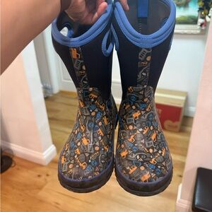 Bogs Kids' Boots with Blue and Black Construction Design